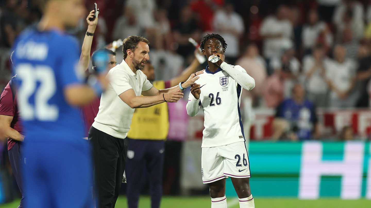 Gareth Southgate and Kobbie Mainoo during England v Slovenia